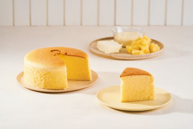 NEW ！焼きたてチーズケーキ🧀

ふんわりかるくて食べやすい食感
3種のチーズを使った焼きたてチーズケーキが新登場！

販売日：11月2日(土)〜
価格：¥1,180（税込 ¥1,274）
.
.
町田店限定販売となります🙇
.
.
こちらはインスタにおすすめのタグ例です！

#町田店限定
#焼きたてチーズケーキ
#新発売
#スフレチーズケーキ
#スフレチーズ
#チーズケーキ
#焼きたて
#ふんわり食感
#手作りチーズケーキ
#おやつタイム
#秋スイーツ
#デザート好きな人と繋がりたい
#チーズケーキ好き
#スイーツ部
#町田グルメ
#ご褒美スイーツ