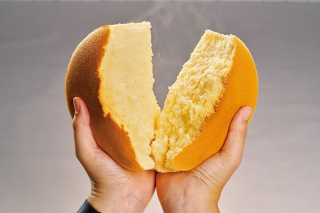 NEW ！焼きたてチーズケーキ🧀

ふんわりかるくて食べやすい食感
3種のチーズを使った焼きたてチーズケーキが新登場！

・　売曜日：毎週水曜日・金曜日・日曜日
・　価格：¥1,180（税込 ¥1,274）
　はちみつレモンソース（200円）
　チーズケーキに添えてご購入いただけます。

町田店限定販売となります🙇

「今週は、11月6日（火）本日も販売いたします。」

#町田店限定
#焼きたてチーズケーキ
#新発売
#スフレチーズケーキ
#スフレチーズ
#チーズケーキ
#焼きたて
#ふんわり食感
#手作りチーズケーキ
#おやつタイム
#秋スイーツ
#デザート好きな人と繋がりたい
#チーズケーキ好き
#スイーツ部
#町田グルメ
#ご褒美スイーツ